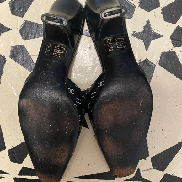 CHANEL Black CC-Logo Pointed Toe Patent Leather Mules - Picture 3 of 6